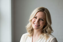 Femme blonde souriant 